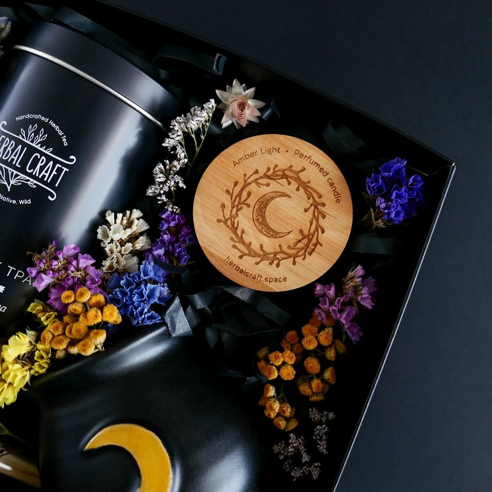 Набір "Вечорниці" (чай, керамічне горнятко, парфумована свічка "Amber Light", листівка) Herbalcraft 14271-herbalcraft фото