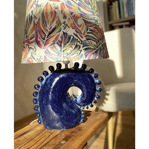 Лампа настільна керамічна "Морська хвиля" на основі темно-синього кольору з різнобарвним абажуром 11364-yekeramika фото