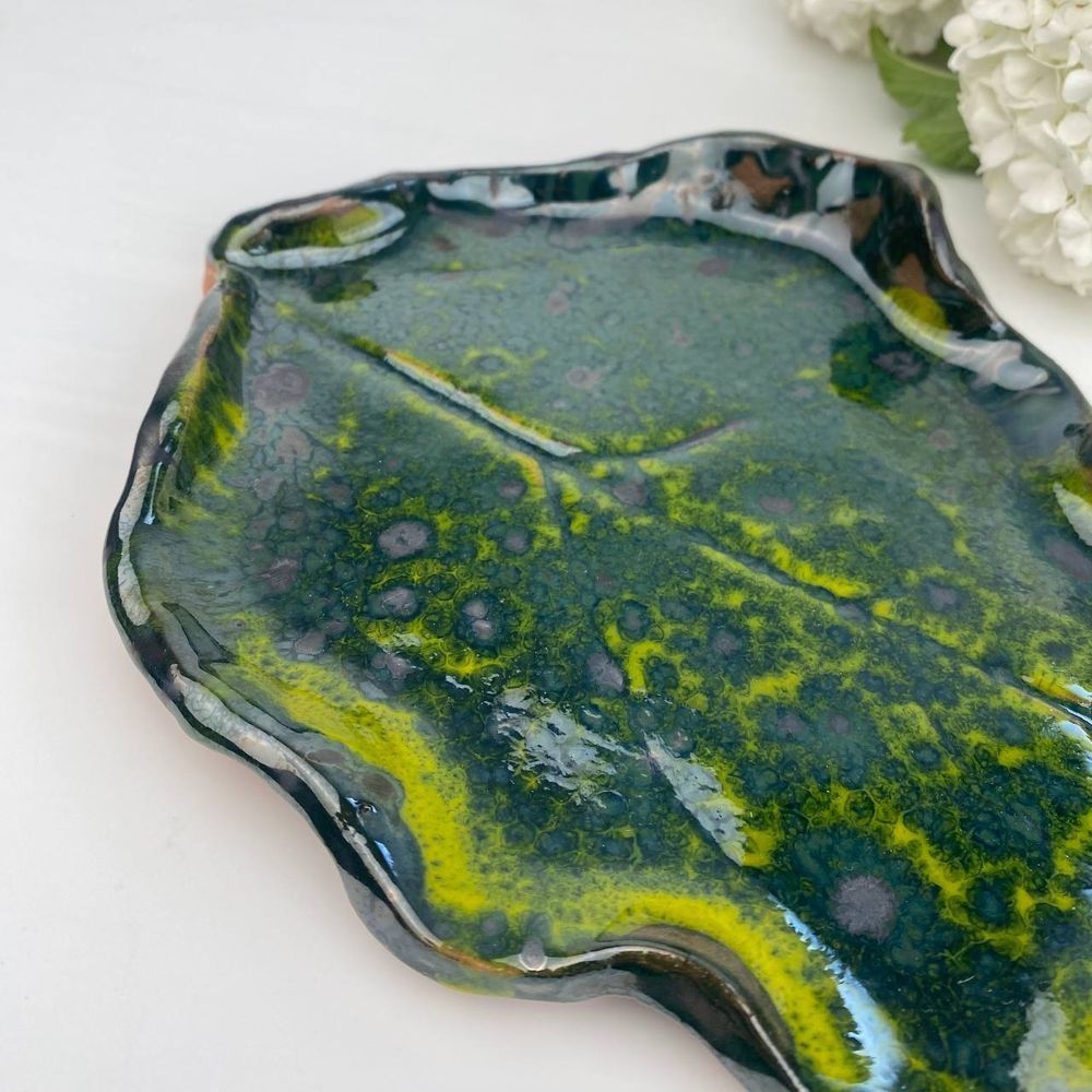 Ceramic plate in the shape of leaves 23 cm 16097-tviykraft photo