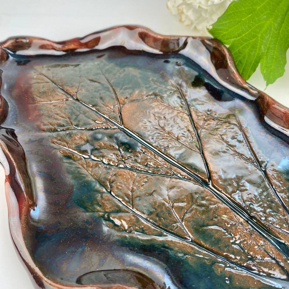 Ceramic plate in the shape of leaves 23 cm 16097-tviykraft photo
