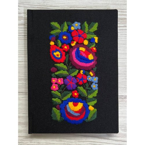 Блокнот з вишивкою чорний "Різнокольорові квіти", аркуші з розміткою в крапку, 15х20,5 см, 80 аркушів 10147-yach фото