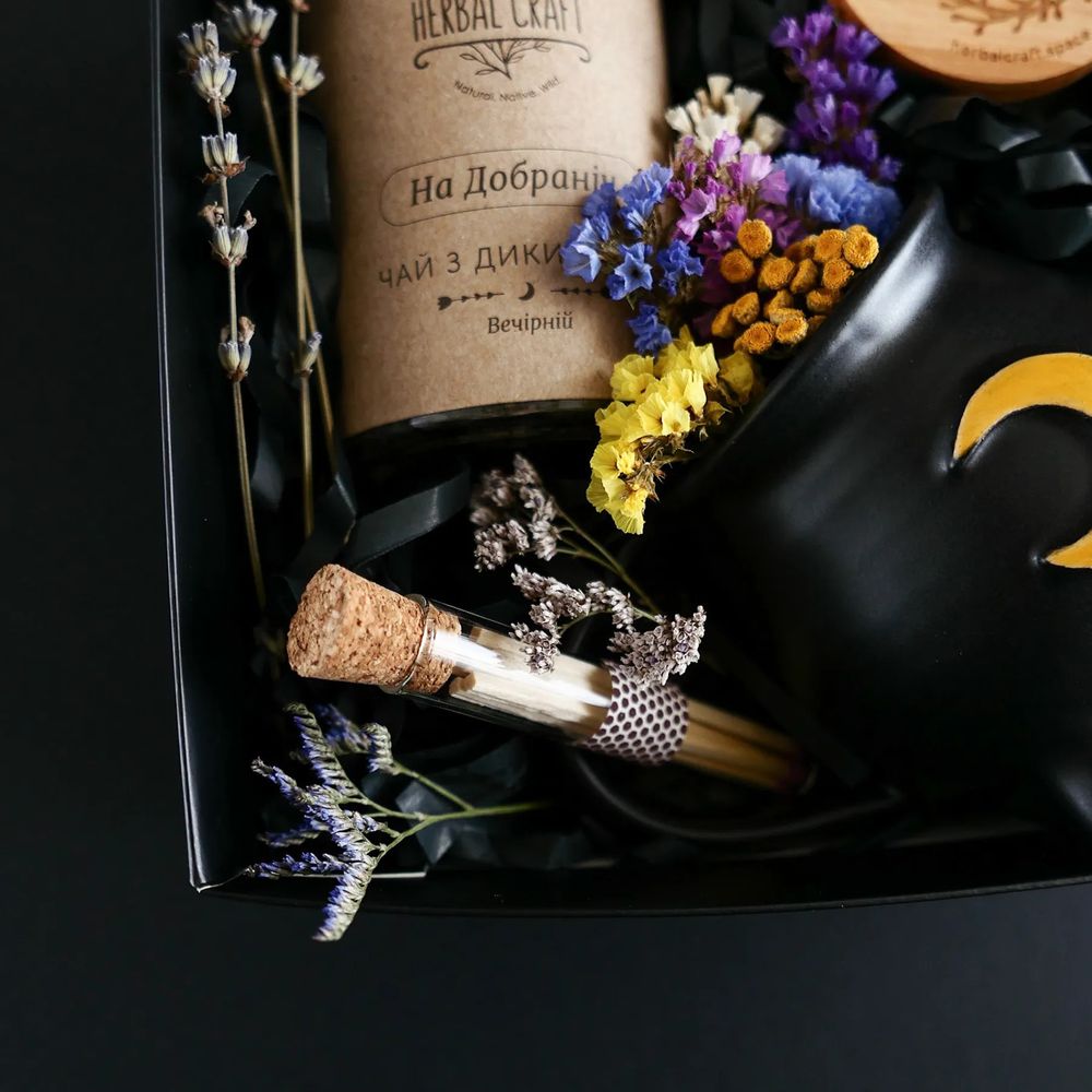 Набір "Вечорниці" M (чай, керамічне горнятко, парфумована свічка "Amber Light", листівка) Herbalcraft 14273-herbalcraft фото