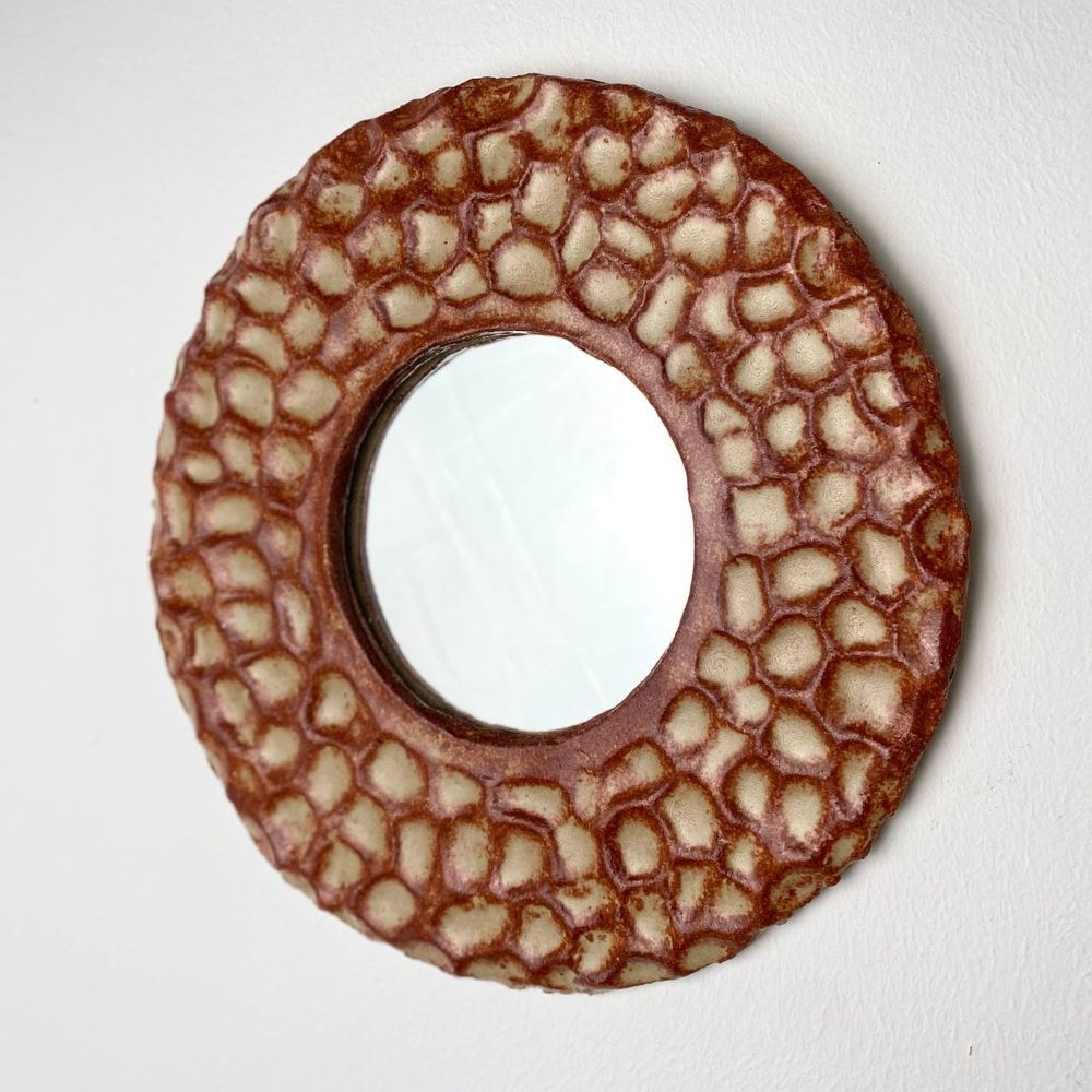 Round hanging ceramic mirror brown with relief in the form of honeycombs diameter 25 cm 11752-yekeramika photo