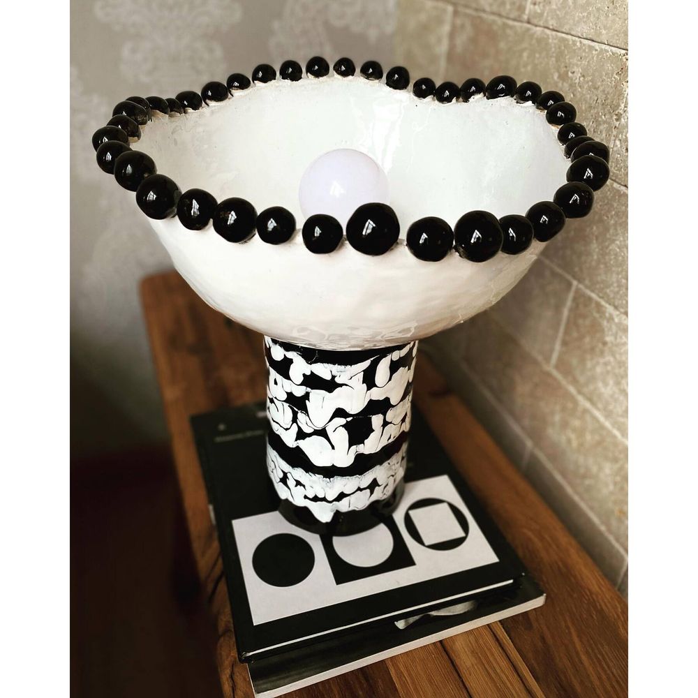 Лампа настільна керамічна біло-чорна з чорними кульчиками по верху білого керамічного плафону 11386-yekeramika фото