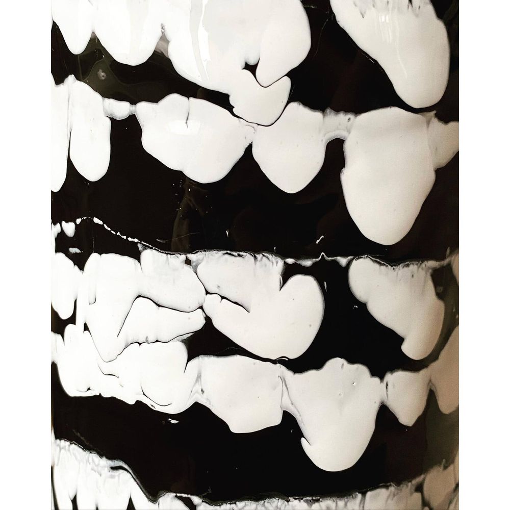 Лампа настільна керамічна біло-чорна з чорними кульчиками по верху білого керамічного плафону 11386-yekeramika фото