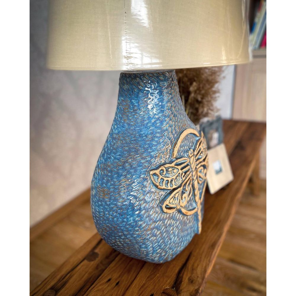Лампа настільна керамічна з метеликом на овальній сірувато-блакитній основі 11387-yekeramika фото