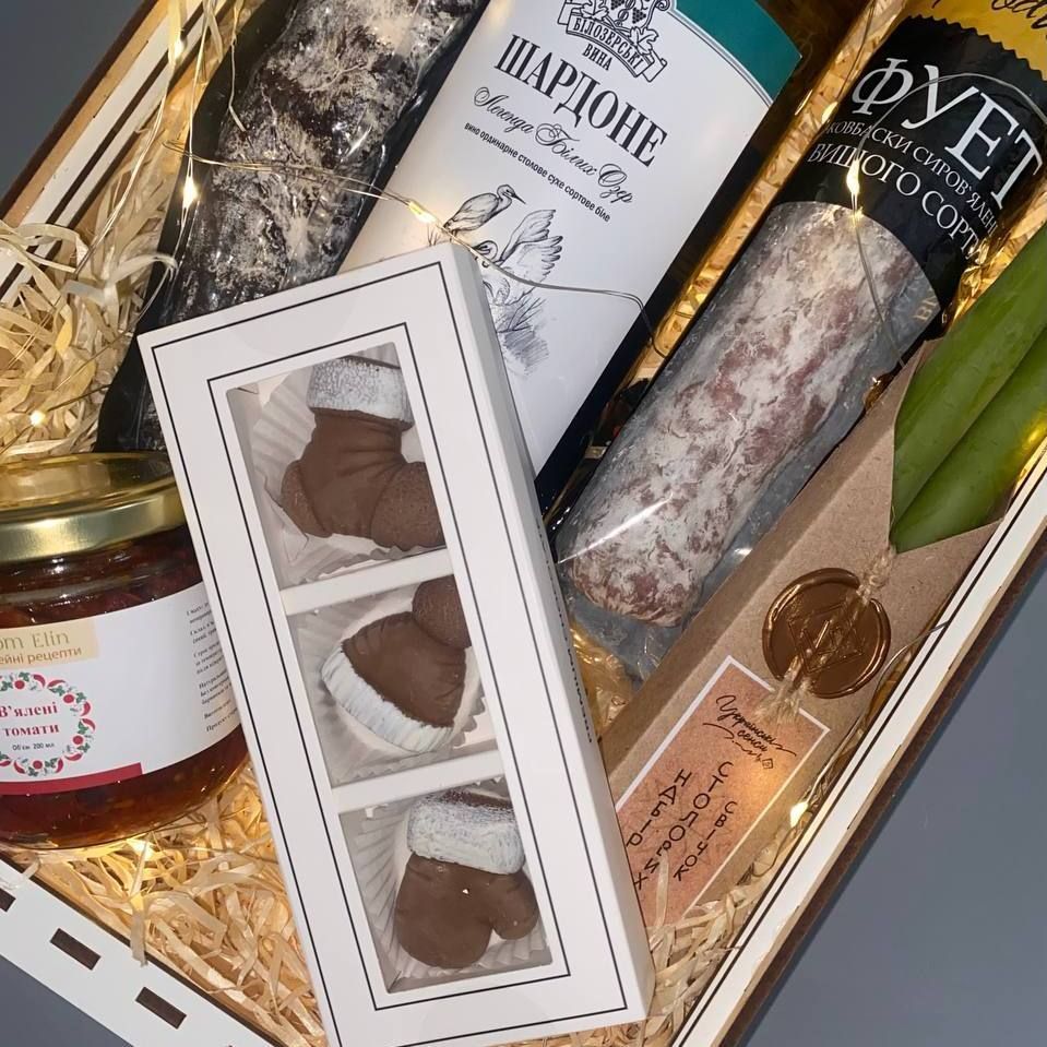 New Year's set of products for the festive table with wine Corporate gift 16122-vyno-itskraft photo New Year's set of products for the festive table with wine Corporate gift 16122-vyno-itskraft photo