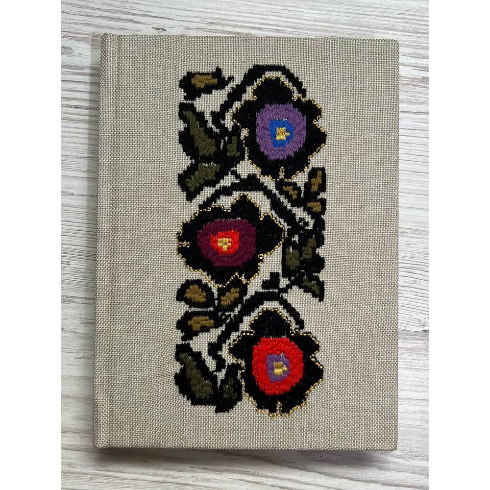 Блокнот з вишивкою світлий "Три Великі Квітки", аркуші з розміткою в крапку, 15х20,5 см, 80 аркушів 10150-yach фото
