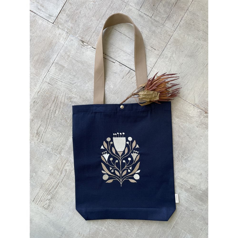 Shopper White Flower 13910-monochrom-mamarada photo