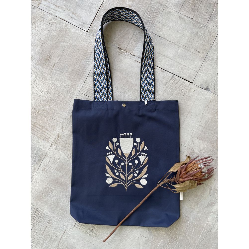 Shopper White Flower 13910-monochrom-mamarada photo