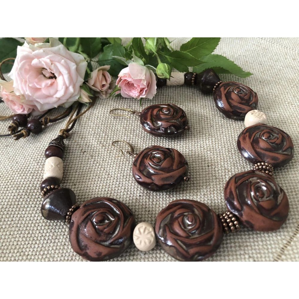 Set of necklace and earrings "Roses" 12686-korali photo